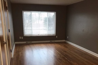 19101 Hilliard Blvd, Unit Apt 6 in Rocky River, OH - Building Photo - Building Photo
