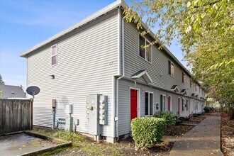 Garden Apartments in Portland, OR - Building Photo - Building Photo