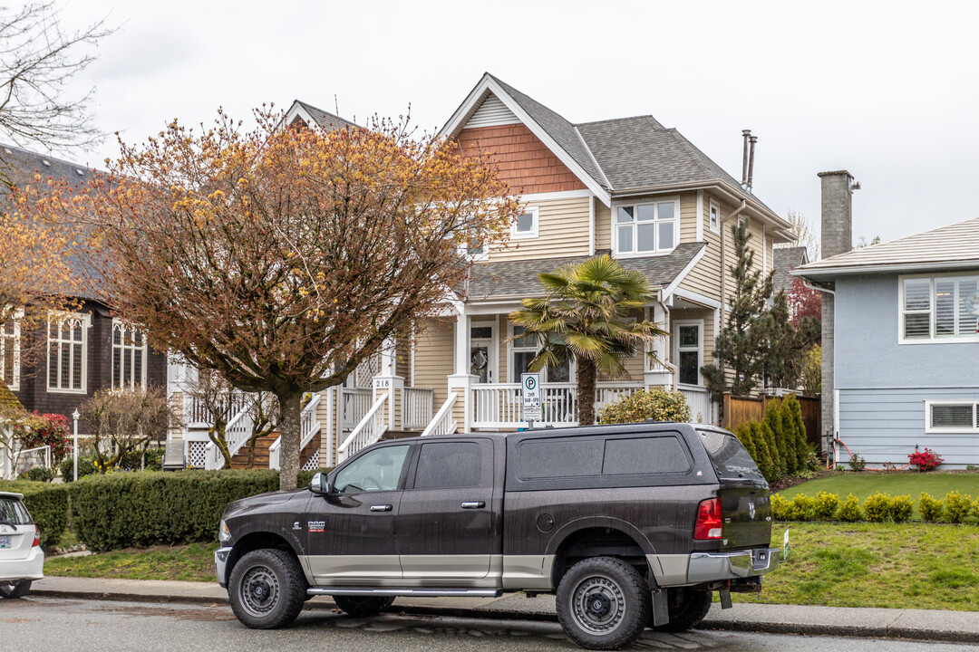 212 10th St E in North Vancouver, BC - Building Photo