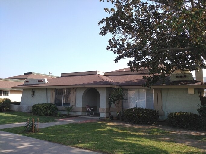 3176 E Orangethorpe Ave in Anaheim, CA - Foto de edificio