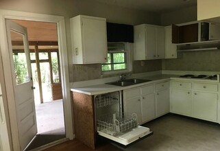 1645 Airport Dr in Tallahassee, FL - Building Photo - Building Photo