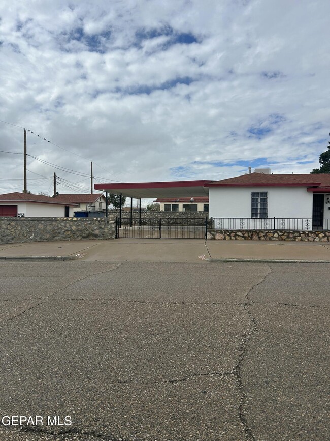 1205 Hardaway St in El Paso, TX - Building Photo - Building Photo