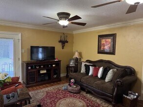 245 N Clover St in Bridge City, TX - Foto de edificio - Building Photo