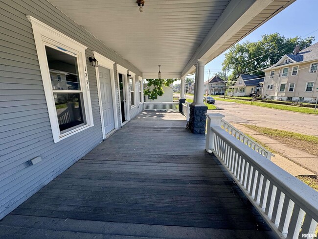 1229 9th Ave in Rock Island, IL - Building Photo - Building Photo