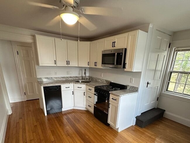 38 Byron St, Unit #2 in Wakefield, MA - Foto de edificio - Building Photo