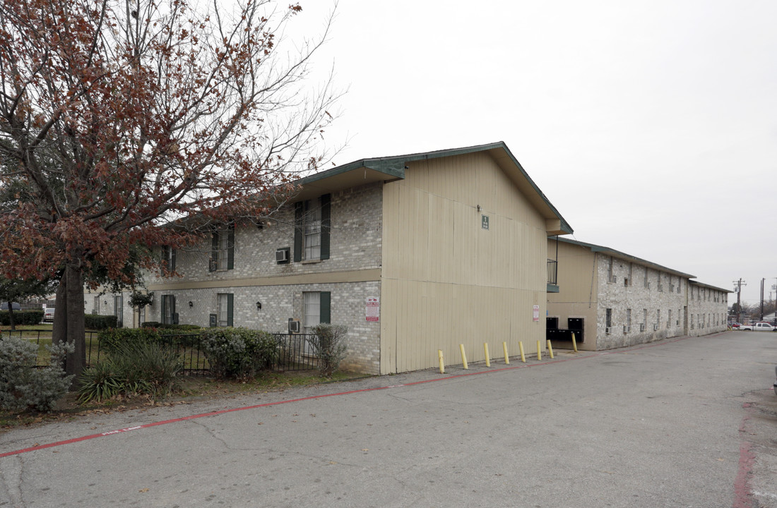 Fredricksburg Apartments in Dallas, TX - Building Photo