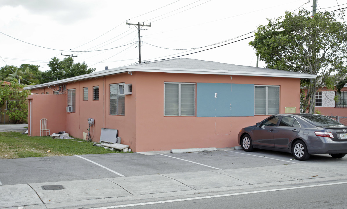 401-411 SW 57th Ave in Miami, FL - Foto de edificio