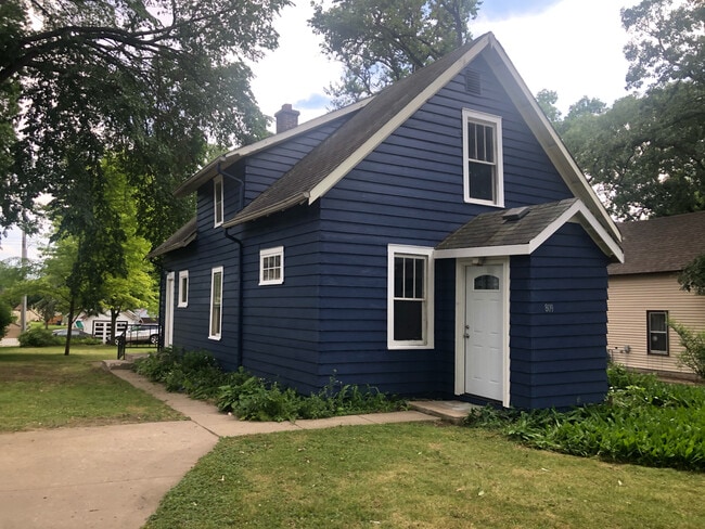 property at 809 W Linden St