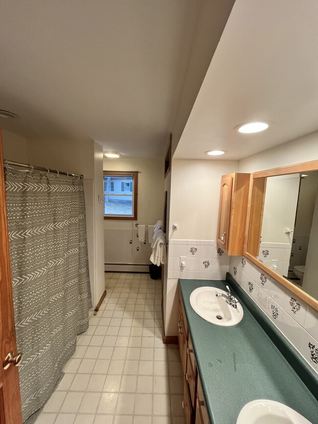 48 Lincoln St, Unit Beautiful 3 bedroom in Essex Junction, VT - Building Photo - Building Photo