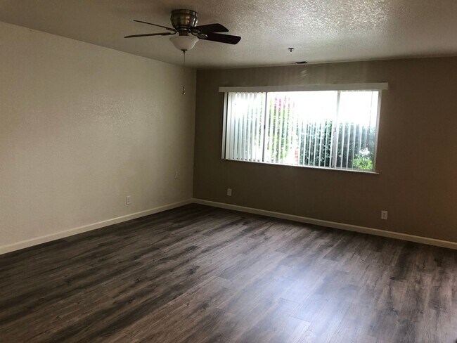 **Reserve for Summer 2025** 4 bedrooms ONE in Chico, CA - Foto de edificio - Interior Photo