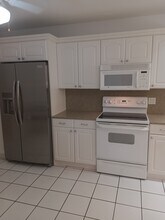 12201 SW 82nd Ave in Pinecrest, FL - Foto de edificio - Building Photo