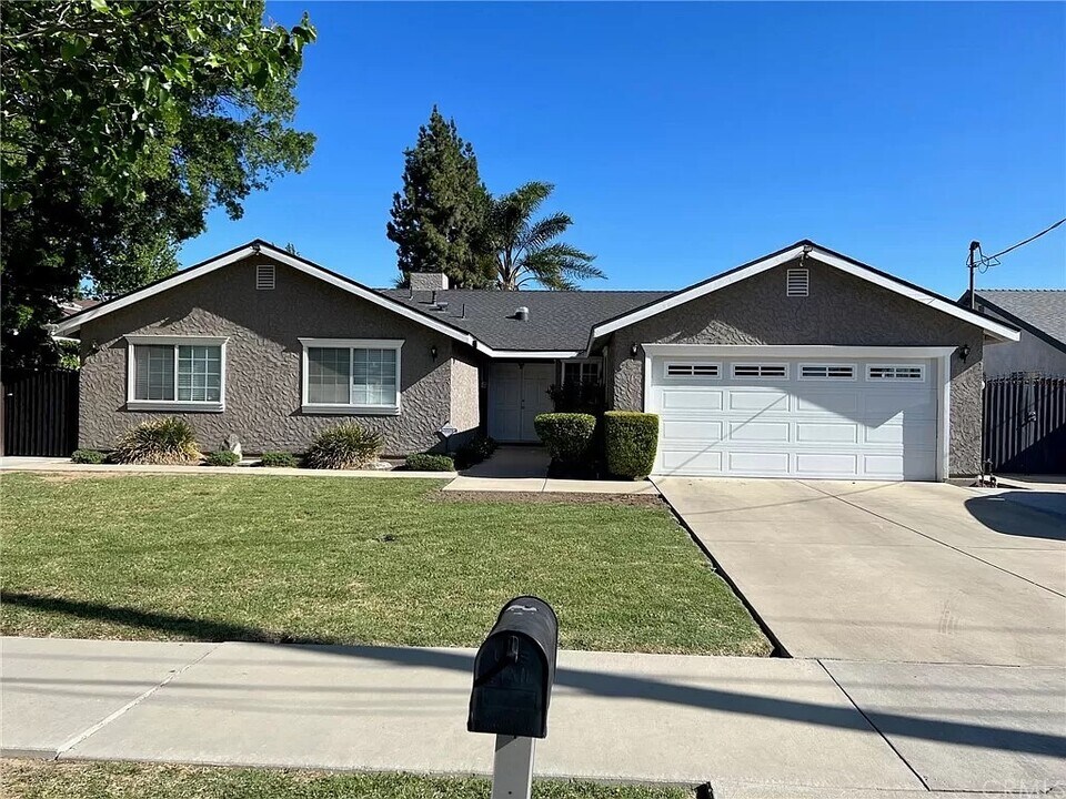 18627 Arminta St in Los Angeles, CA - Building Photo