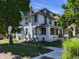 601 W Cedar St in Kalamazoo, MI - Building Photo