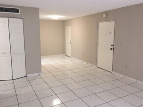 10804 N Kendall Dr in Miami, FL - Building Photo - Building Photo