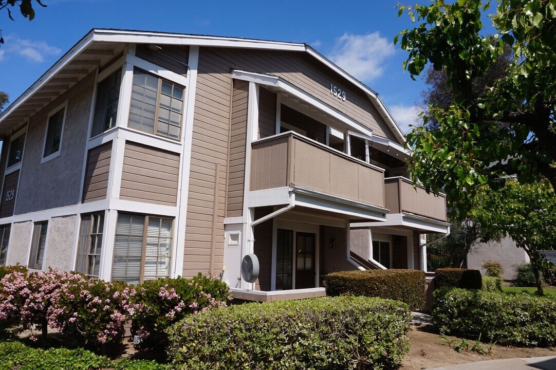 1529 S Raitt St in Santa Ana, CA - Building Photo