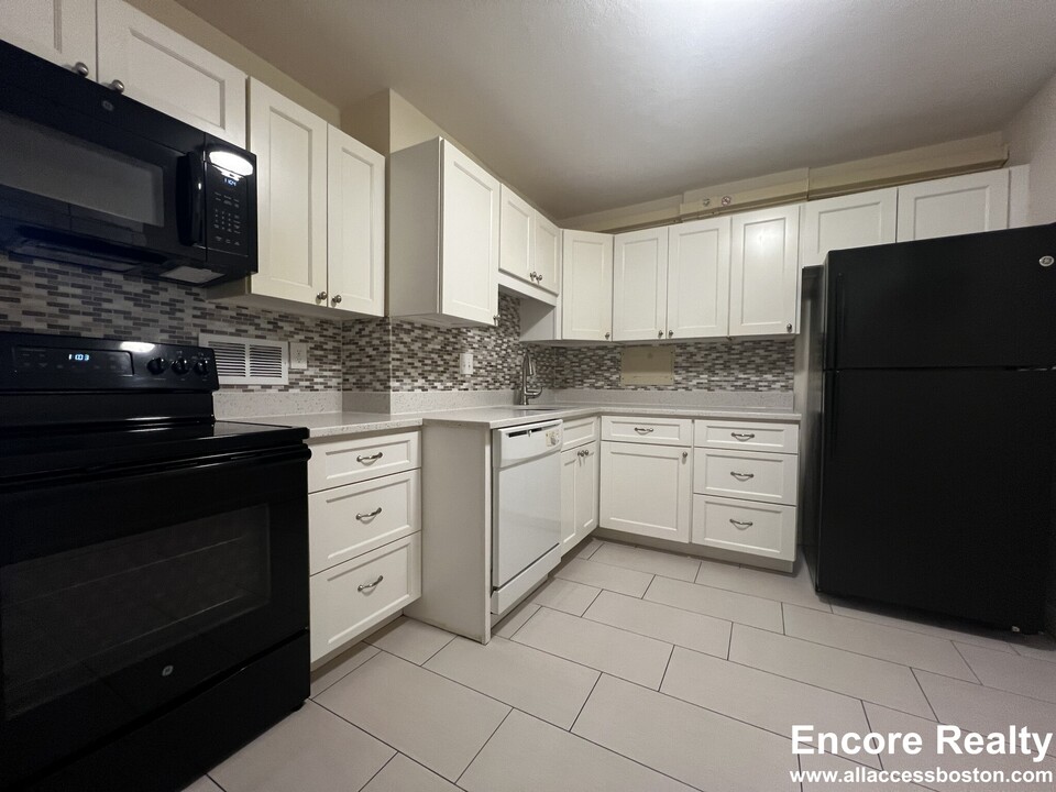 16 Monmouth Ct, Unit 220 in Brookline, MA - Foto de edificio