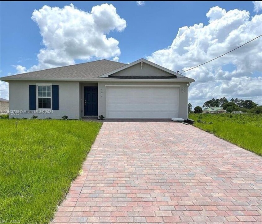 9018 E Castle Cir in La Belle, FL - Building Photo