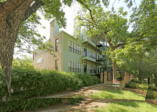 The Savannah Condominiums in Austin, TX - Building Photo - Building Photo