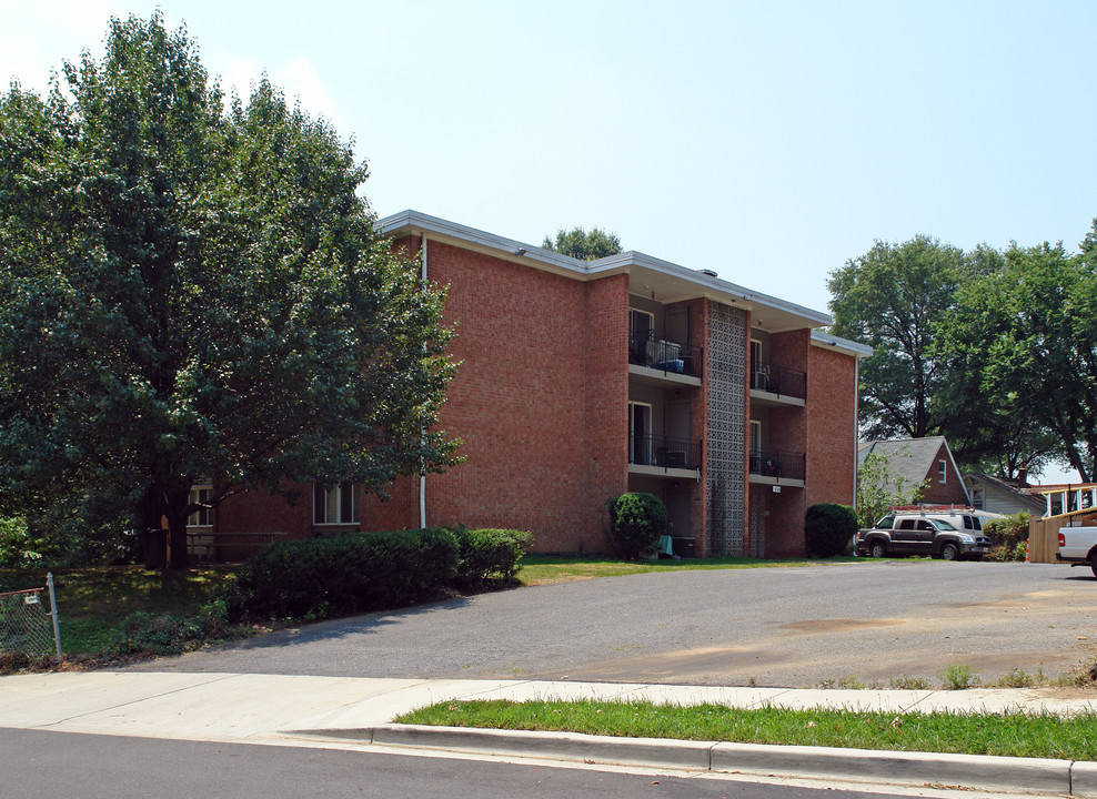 42ND FLATS in Hyattsville, MD - Building Photo