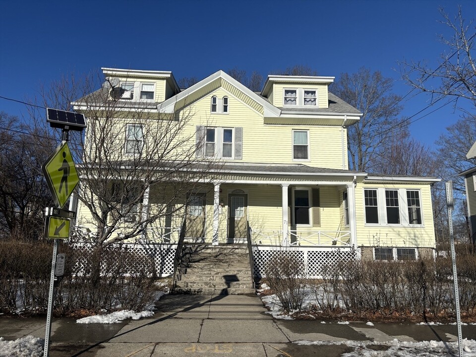 71 W Wyoming Ave in Melrose, MA - Foto de edificio