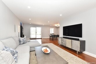 320 E Shore Rd in Great Neck, NY - Building Photo - Building Photo