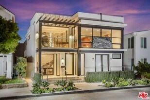 2105 E Balboa Blvd in Newport Beach, CA - Building Photo