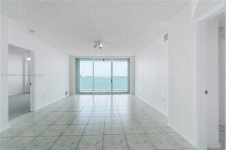 800 Claughton Island Dr in Miami, FL - Building Photo - Building Photo