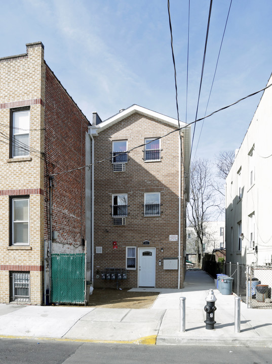 845 E 218th in Bronx, NY - Building Photo