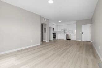 12714 S Figueroa St in Los Angeles, CA - Building Photo - Building Photo