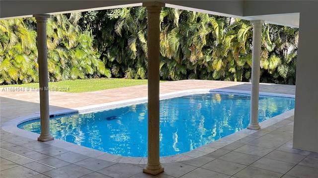 1111 Sunset Rd in Coral Gables, FL - Building Photo