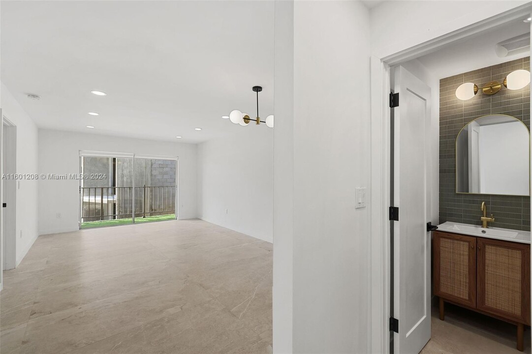 1245 West Ave, Unit 404 in Miami Beach, FL - Building Photo