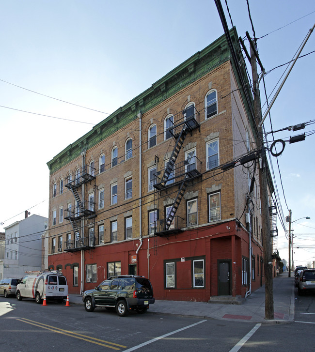 89-93 4th St in Passaic, NJ - Foto de edificio - Building Photo