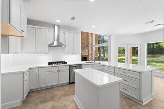 15456 Pin Oak Dr in Conroe, TX - Building Photo - Building Photo