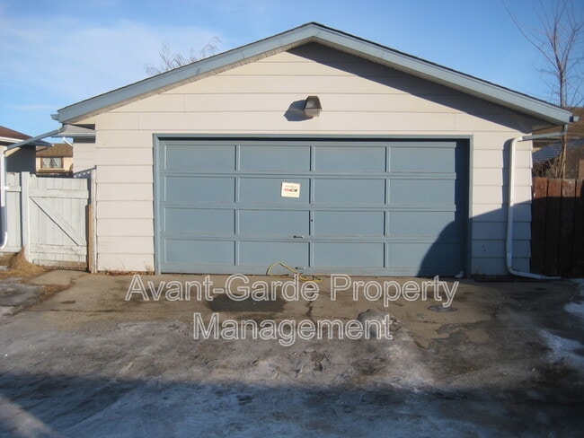 12243-12142 142 Ave NW in Edmonton, AB - Building Photo - Building Photo