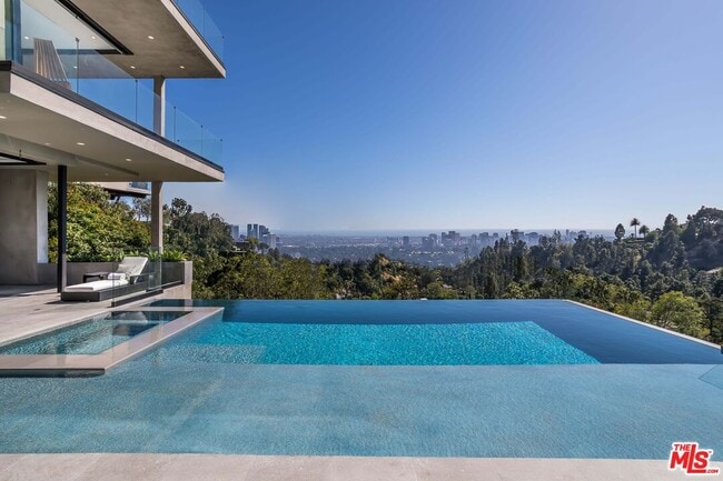 9406 Lloydcrest Dr in Beverly Hills, CA - Building Photo - Building Photo