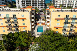 Surfside Palms in Surfside, FL - Foto de edificio - Building Photo