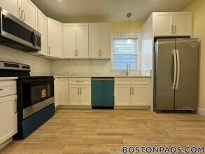 7 Carson St, Unit 3 in Boston, MA - Foto de edificio - Building Photo