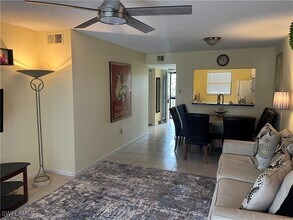 9261 Central Park Dr in Ft. Myers, FL - Building Photo - Building Photo