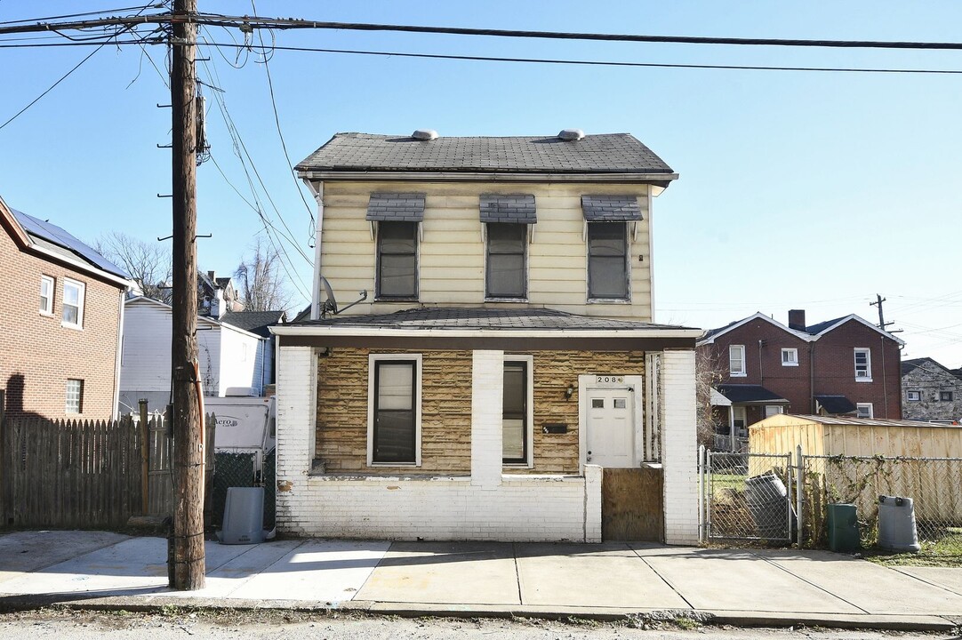 208 Pattison Ave in Braddock, PA - Building Photo