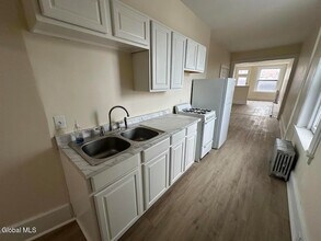 16 Caroline St, Unit 5 in Saratoga Springs, NY - Building Photo - Building Photo