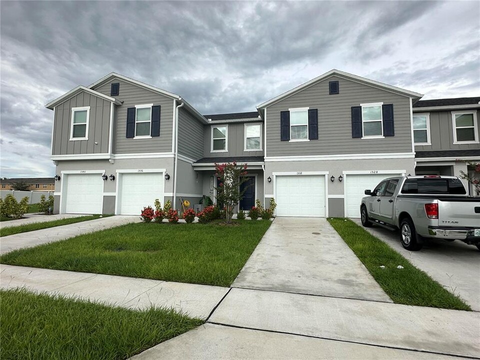 1532 Mirabella Cir in Davenport, FL - Foto de edificio