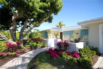 1645 Mullet Ct in Naples, FL - Foto de edificio - Building Photo