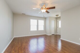 2735 Sutherland Dr in Thompson's Station, TN - Foto de edificio - Building Photo