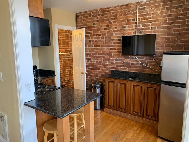16 Winslow Rd, Unit 211 in Brookline, MA - Foto de edificio - Building Photo
