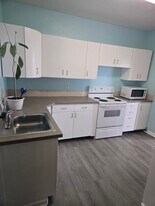 616 Laurel Dr, Unit B in Everett, WA - Building Photo