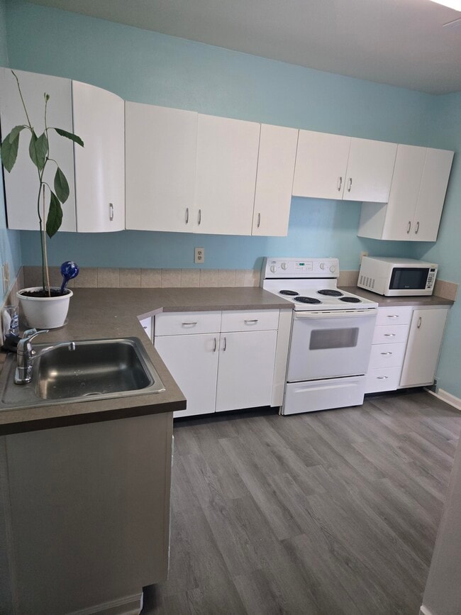 616 Laurel Dr, Unit B