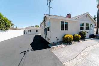 14836 Archwood St, Unit 14 in Los Angeles, CA - Building Photo - Building Photo