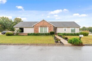 1552 S Tally Ho Dr in Fayetteville, AR - Building Photo