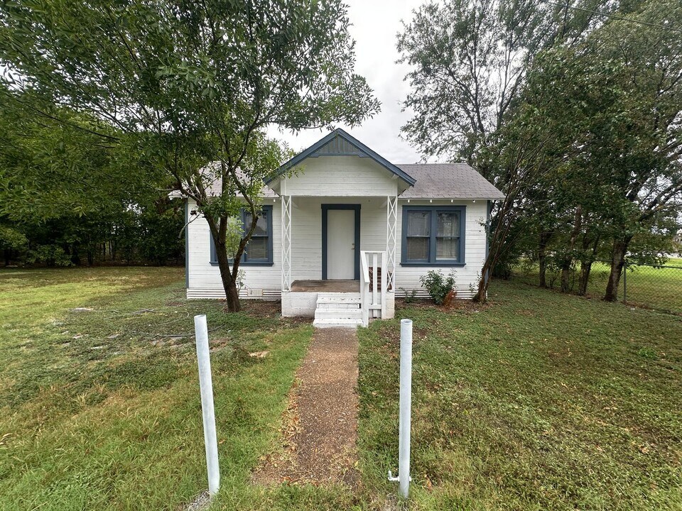 3637 S Lone Star Pkwy in McGregor, TX - Building Photo