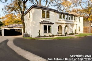 417 E Hildebrand Ave in San Antonio, TX - Building Photo - Building Photo